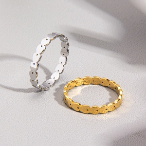 Dettaglio degli anelli con motivi a cuore traforato in acciaio inossidabile oro e argento