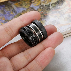 Set di tre anelli rotanti in acciaio inossidabile nero con catena e finitura opaca