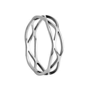 Détail de la bague en acier titane avec lignes entrelacées et design géométrique