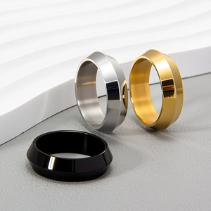 Bagues homme 7mm en acier titane argenté doré et noir avec facettes géométriques modernes
