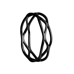 Détail macro de la bague géométrique noire évidée aux lignes croisées avec fini poli