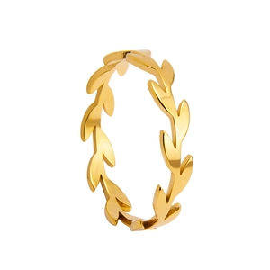 Makro-Detail des goldenen Olivenzweig-Rings mit Blatttextur auf weißem Hintergrund