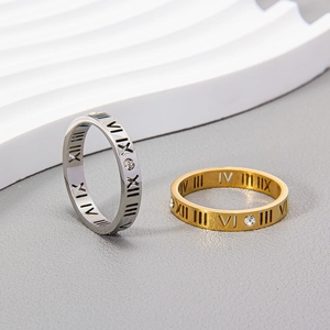 Bague ajourée à chiffres romains sertie de cristaux en finitions argent et or