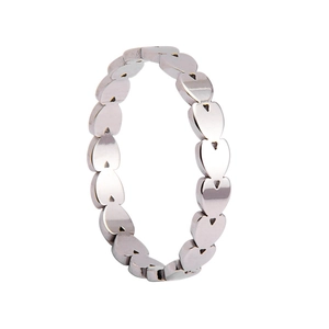 Vista ravvicinata dell'anello eternity minimalista con dettagli a cuore in argento lucido