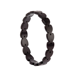 Dettaglio del bracciale a maglie a cuore nero opaco con ritagli triangolari vuoti