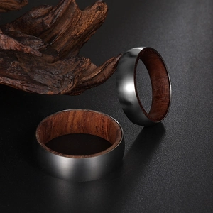 Bague en acier titane avec incrustation de bois de rose et métal brossé gris foncé poli