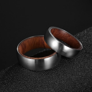 Bague en titane pour homme avec incrustation de bois de rose et finition métal brossé