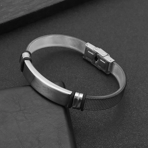 Bracciale da uomo minimalista in acciaio inossidabile con piastra lucida e fibbia pieghevole