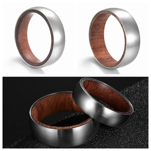 Détail macro d'une bague en acier titane avec incrustation de bois de rose poli