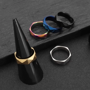 Bagues minimalistes de 6mm en acier inoxydable avec facettes géométriques en cinq couleurs