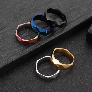 Bagues minimalistes de 6mm en acier inoxydable à facettes géométriques en cinq couleurs