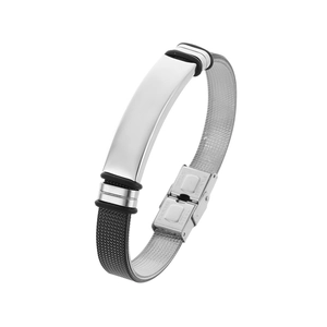 Dettaglio macro di un bracciale da uomo in acciaio inossidabile con piastra lucida