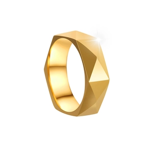 Détail d'une bague en acier doré 6mm avec facettes géométriques 3D style diamant