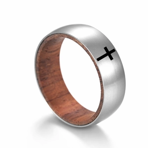 Détail de la bague en titane argent mat avec croix noire et insert en bois de rose