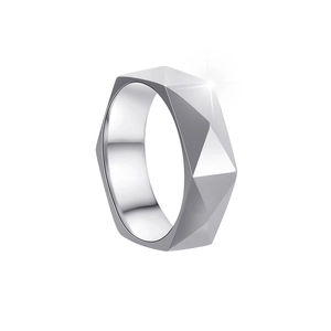 Vue détaillée de la bague en acier inoxydable avec facettes géométriques losanges argentées