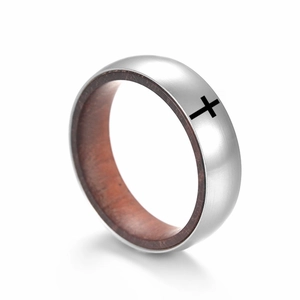 Détail de la bague en titane brossé avec croix noire et doublure en bois de rose