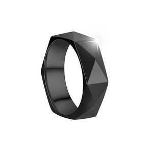 Gros plan détaillé d'une bague noire 6mm en acier inoxydable aux facettes géométriques