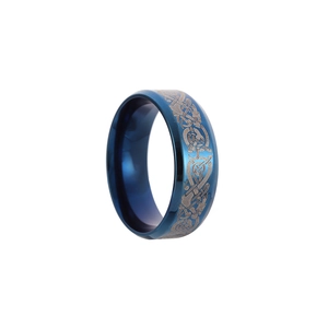 Detailansicht eines blauen Edelstahlrings mit lasergeätzten silbernen Keltenmustern