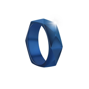 Vue détaillée d'une bague en acier bleu foncé 6mm avec facettes géométriques et fini mat