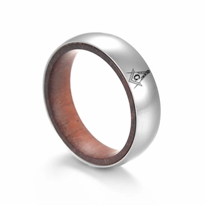 Gros plan d'une bague en titane avec logo maçonnique et intérieur incrusté de bois noble