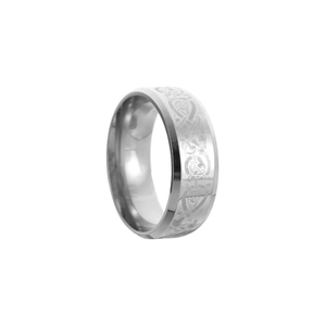 Makro-Detail eines silbernen Edelstahlrings mit lasergraviertem Keltenknoten-Muster