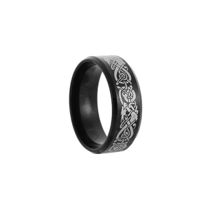 Detail eines 8mm schwarzen Titanrings mit silbernem keltischem Drachenmuster und matt