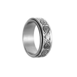 Vue macro d'une bague spinner pour homme avec motifs de nœuds celtiques gravés en argent