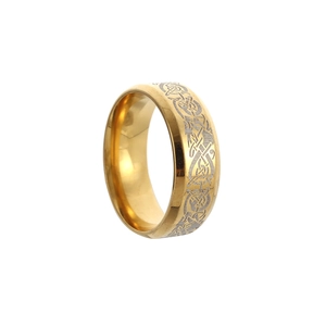 Nahaufnahme eines goldenen Edelstahlrings mit klassischer keltischer Knoten-Gravur