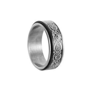 Vue macro d'une bague rotative en acier titane avec motifs de dragon celtique argent