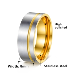 Bague bicolore de 8mm en acier inoxydable avec surface brossée argent et intérieur doré
