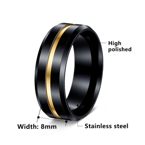 Bague 8mm en acier inoxydable pour homme avec finition noire et rainure centrale dorée