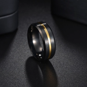 Bague pour homme 8mm en acier inoxydable bicolore noir et doré avec finition brossée