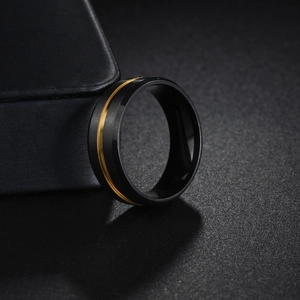 Bague 8mm en acier inoxydable noir brossé avec bande centrale dorée pour homme et femme