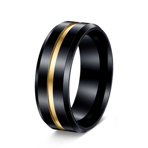 Détail d'une bague 8mm homme en acier inoxydable avec finition brossée noire et rainure dorée