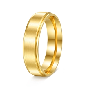 Vue détaillée d'une bague de 6 mm en titane or mat brossé avec bordure en escalier