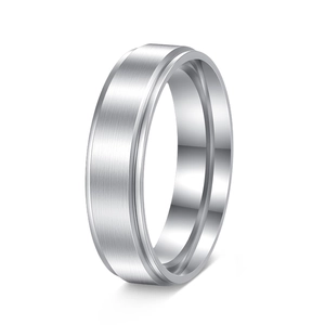 Détail de la bague argentée mate de 6mm avec des bords biseautés polis brillants