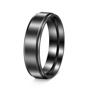 Vue détaillée bague 6mm acier titane avec finition brossée mate et bordure en escalier chic