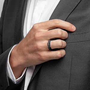 Nahaufnahme eines schwarzen Titanrings für Herren mit matter Mitte und polierten Kanten