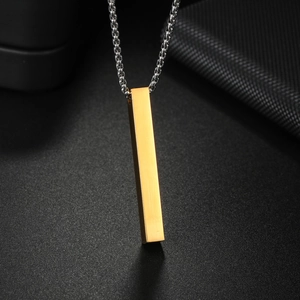 Ciondolo moderno a colonna quadrata spazzolata oro minimalista con collana a catena argento