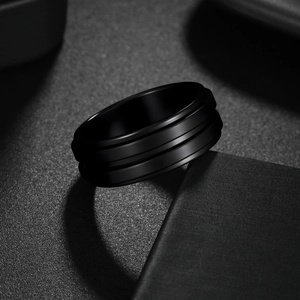 Anillo giratorio minimalista en acero inoxidable negro mate con ranuras dobles cepilladas