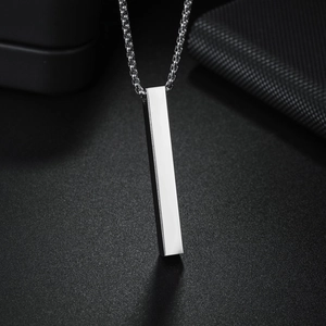 Collana con pendente a colonna rettangolare in acciaio inossidabile lucido su sfondo nero