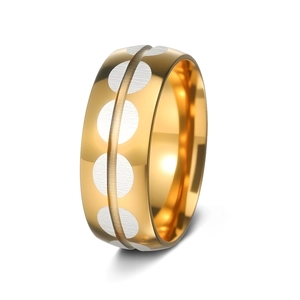 Detailopname van tweekleurige gouden ring met zilveren accenten en een centrale groef