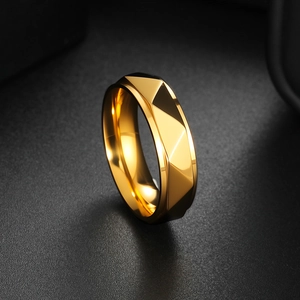 Bague punk minimaliste de 6mm en acier inoxydable doré avec surface géométrique polie