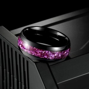 Vue macro d'une bague noire polie avec incrustations de pierres d'améthyste violettes