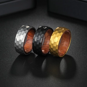 Bague en Acier Titane Texture Martelée Vintage pour Hommes Femmes Incrustation de Bois Naturel Bijoux de Mode Rétro Cadeau