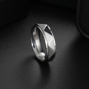 Anello in acciaio al titanio lucido con design geometrico minimalista a specchio sfaccettato