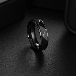 Anello minimalista nero in acciaio al titanio con superficie geometrica a specchio