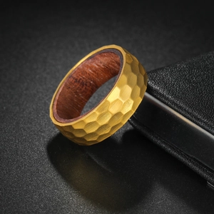 Bague en acier titane 8mm avec finition martelée dorée et incrustation en bois de rose