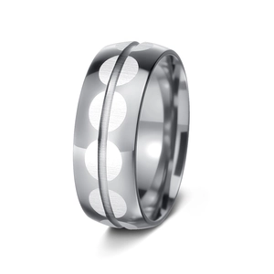 Macro-opname van zilveren geometrische ring met centrale groef en vier geborstelde metalen stippen