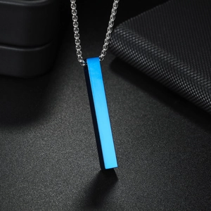 Collana da uomo con pendente a colonna rettangolare blu e catena in acciaio argento
